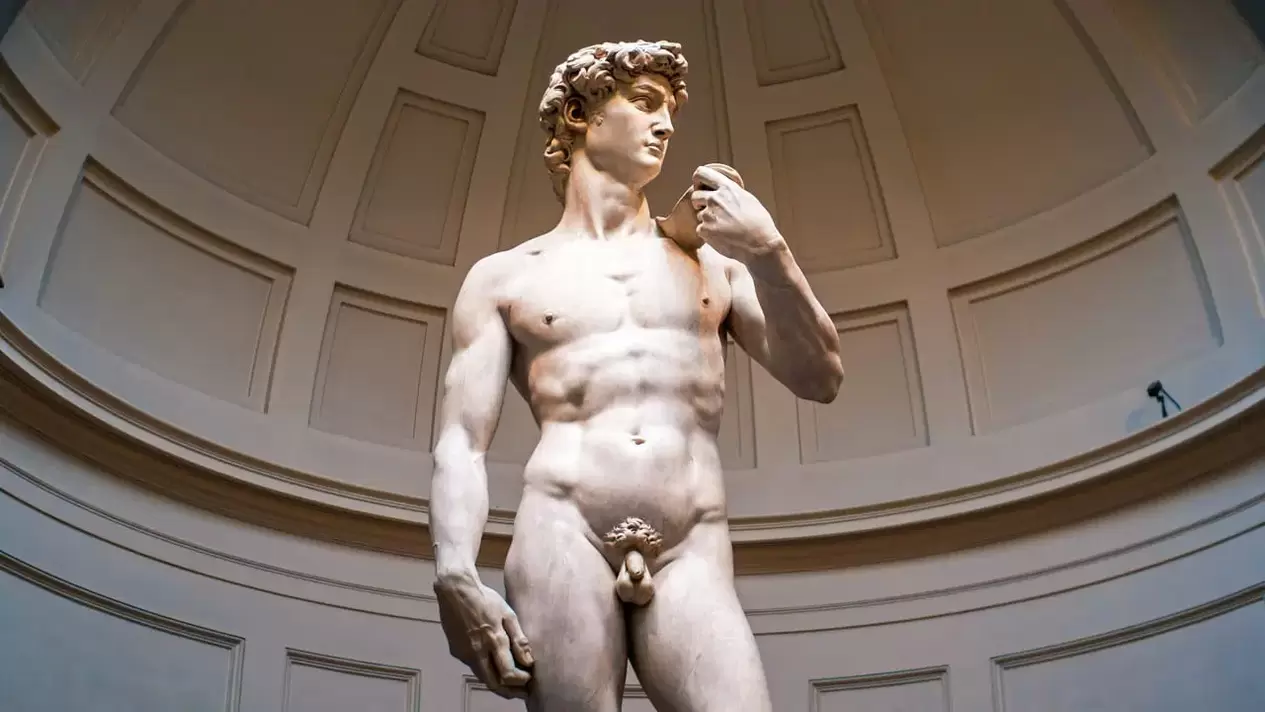 escultura de um homem com um lindo pênis