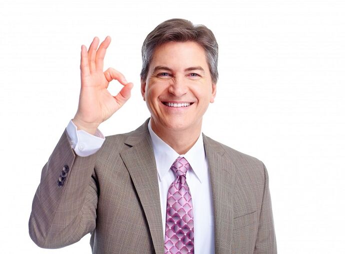 Homem satisfeito aumentando o pênis